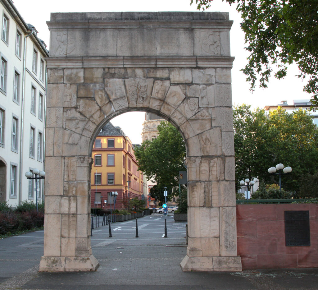 Kopie des Dativius-Victor-Bogens am Ernst-Ludwig-Platz (Martin Bahmann, CC BY-SA 3.0)