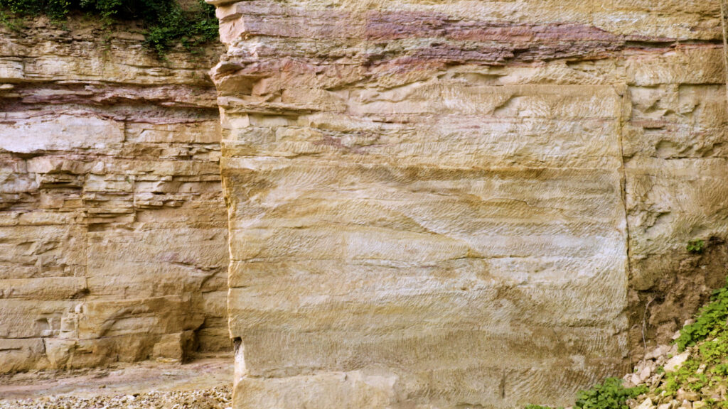 Hier ist die charakteristische Maserung des Flonheimer Sandsteins gut zu erkennen.